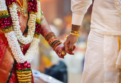 Couple exchanging vows during the pheras